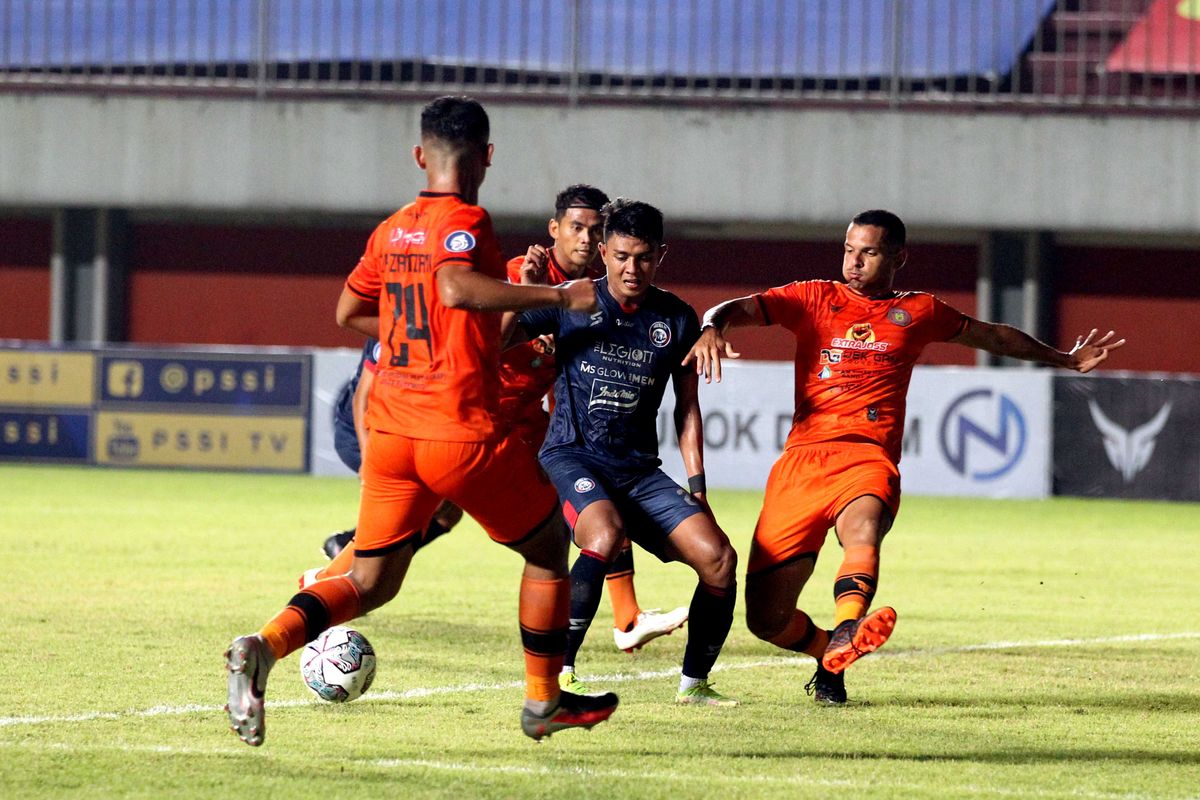 Pemain Arema FC Dedik Setiawan dijaga ketat pemain Persiraja Banda Aceh pada pertandingan pekan 8 Liga 1 2021-2022 yang berakhir dengan skor 0-2 di Stadion Maguwoharjo Sleman, Sabtu (23/10/2021) malam.