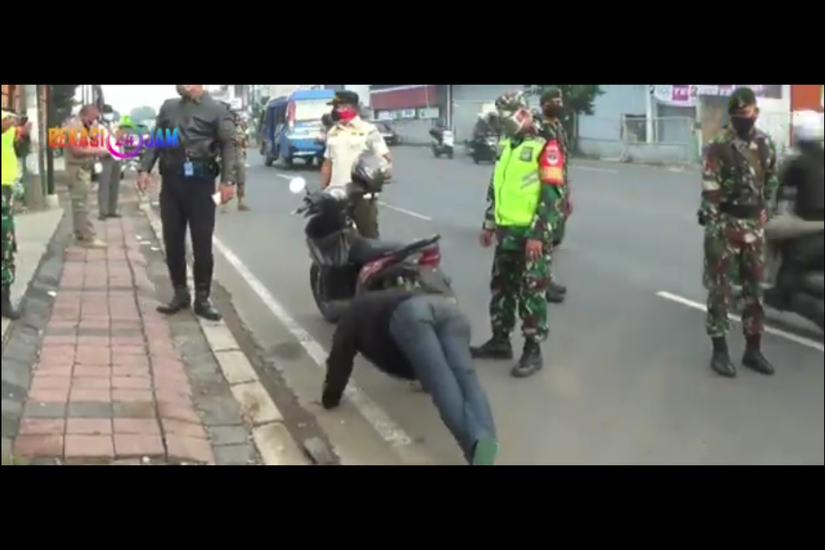 Pelanggar PSBB di Berikan Sanksi Push Up di Tambun, Bekasi, Rabu (15/4/2020).