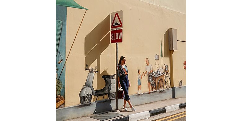 Caption: Patricia Devina saat berpose dengan latar mural dii Blair Road, Singapura untuk mengikuti rangkaian acara Singapora Art Week 2019. (dok. @pattdevdex)