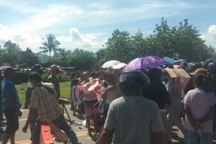 Ratusan warga Desa Tawiri, Kecamatan Teluk Ambon, Kota Ambon memblokade ruas jalan utama menuju Bandara Internasional Pattimura Ambon, Rabu (24/11/2021). Aksi blokade jalan itu dilakukan terkait kasus sengketa lahan antara warga dan pihak TNI AU