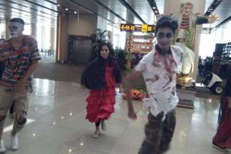 Tarian Zombie di perayaan Halloween di Bandara Ngurah Rai, Bali, Minggu (30/10/2016).