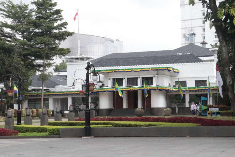 Balai Kota Bandung kini menjadi kantor Wali Kota Bandung. Balai Kota Bandung memiliki sejarah yang panjang dan daya tarik sendiri karena gaya arsitekturnya yang menarik. 