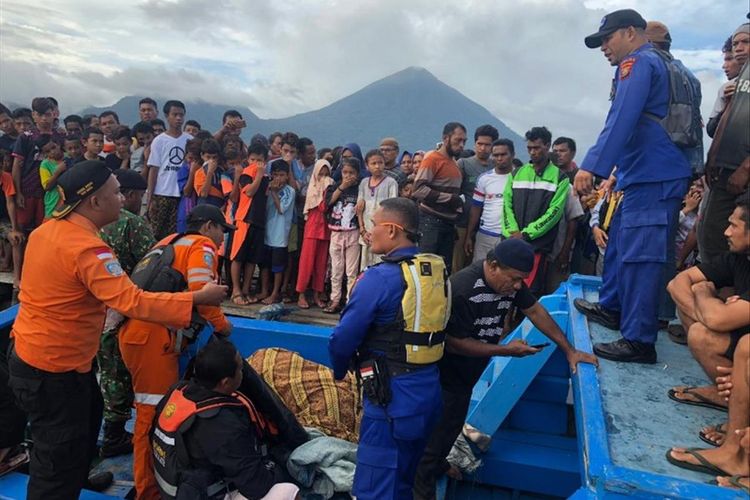 Kakek Samsudin (51) yang ditemukan mengapung di perairan Maitara, Kota Tidore, Maluku Utara, Kamis (04/07/2019)