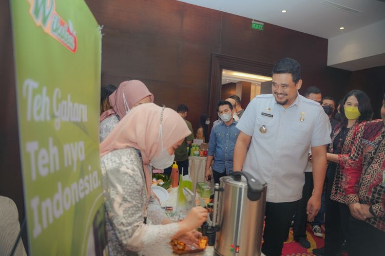 Wali Kota Medan Bobby Nasution saat membuka kegiatan Temu Usaha Bidang Penanaman Modal yang dirangkaikan dengan Peluncuran Aplikasi Perizinan Terpadu Melayani secara Terdepan (Sipandu Medan) di Hotel Four Point, Rabu (28/9/2022).
