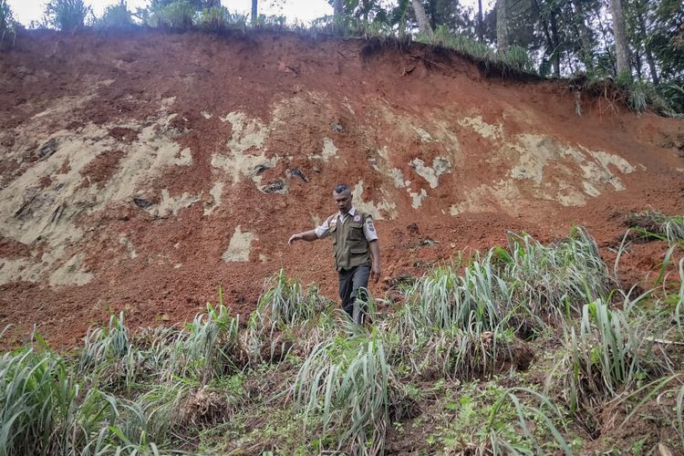 Petugas BPBD Kabupaten Bandung Barat melakukan asesmen di lokasi longsor, Jalan Raya Gununghalu, Senin (20/3/2023).