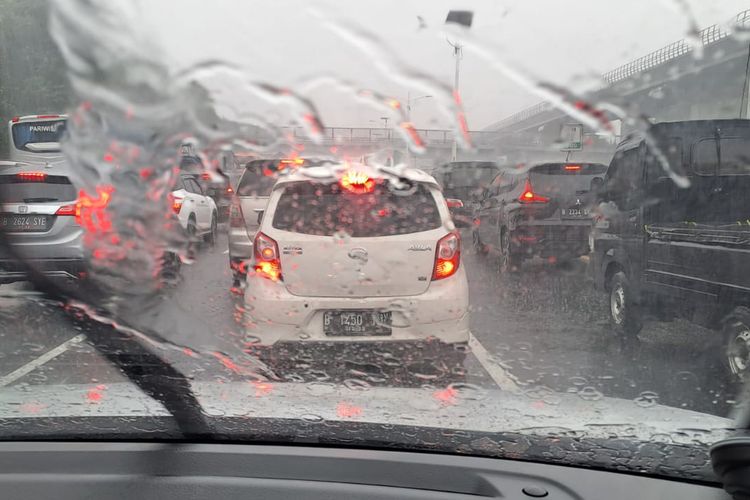 Situasi kemacetan lalu lintas di ruas Jalan Tol Dalam Kota pada Jumat (24/2/2023).