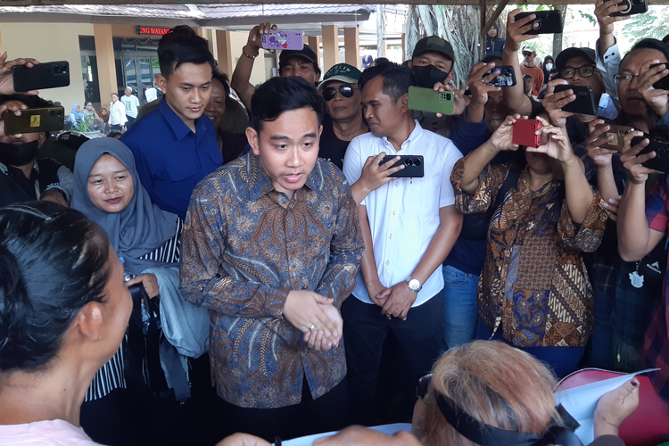 Wali Kota Solo, Gibran Rakabuming Raka berbincang dengan warga menggelar aksi tapa bisu di Sriwedari Solo, Jawa Tengah, Senin (16/10/2023).
