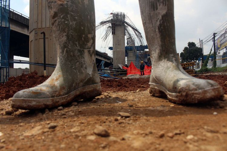 Kondisi pasca robohnya cetakan beton tiang pancang  proyek Jalan Tol Becakayu, di Jalan DI Panjaitan, Jakarta, Selasa (20/02/2018). Peristiwa tersebut terjadi pada pukul 03.00 WIB saat pekerja sedang melakukan pengecoran. Terdapat tujuh korban yang dilarikan ke Rumah Sakit UKI dan Polri.