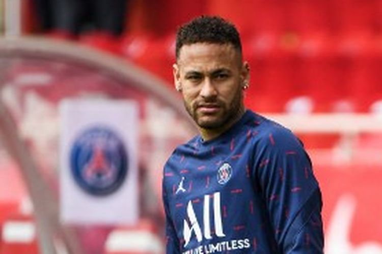 Dua bintang Paris Saint-Germain, Neymar (kiri) dan Kylian Mbappe (kanan) ketika sedang melakukan pemanasan menjelang laga kontra AS Monaco dalam lanjutan Liga Perancis 2021-2022 pada 20 Maret 2022. Terkini, Neymar dilaporkan terlibat keributan di klub malam.