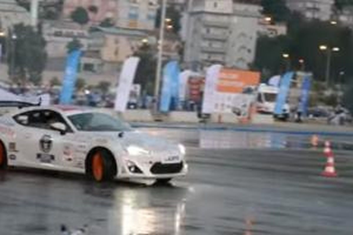 Toyota 86 Ciptakan Rekor Dunia Drift Terpanjang.
