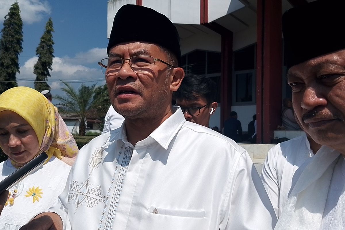 Bakal Calon Wakil Gubernur Jabar, Erwan Setiawan, mengunjungi acara pengajian ibu-ibu di Masjid Iceu, Jamanis, Kabupaten Tasikmalaya, Jawa Barat, Minggu (15/9/2024).