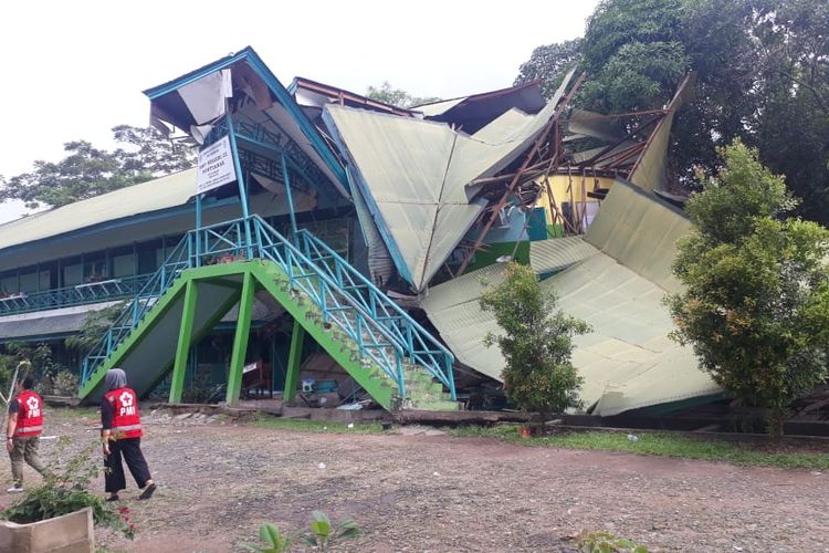 Delapan ruang kelas SMPN 22 Kota Pontianak, Kalimantan Barat, ambruk, Jumat (26/4/2019)