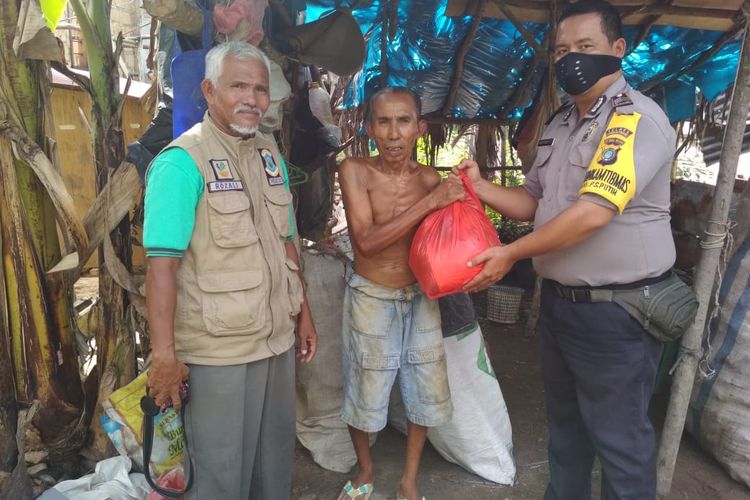 Pembagian sembako bagi warga Pangkal Pinang yang tetap di rumah dalam penanggulangan Covid-19.