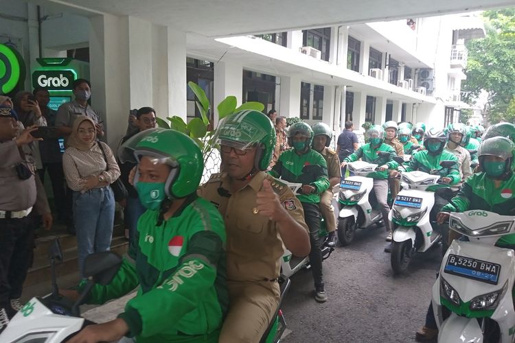 Wali Kota Makassar, Mohammad Ramdhan 'Danny' Pomanto mewajibkan Aparatur Sipil Negara (ASN) wajib menggunakan ojek online (Ojol) setiap hari selasa, parkiran Kantor Balai Kota kosong hingga jalanan nampak lengang.
