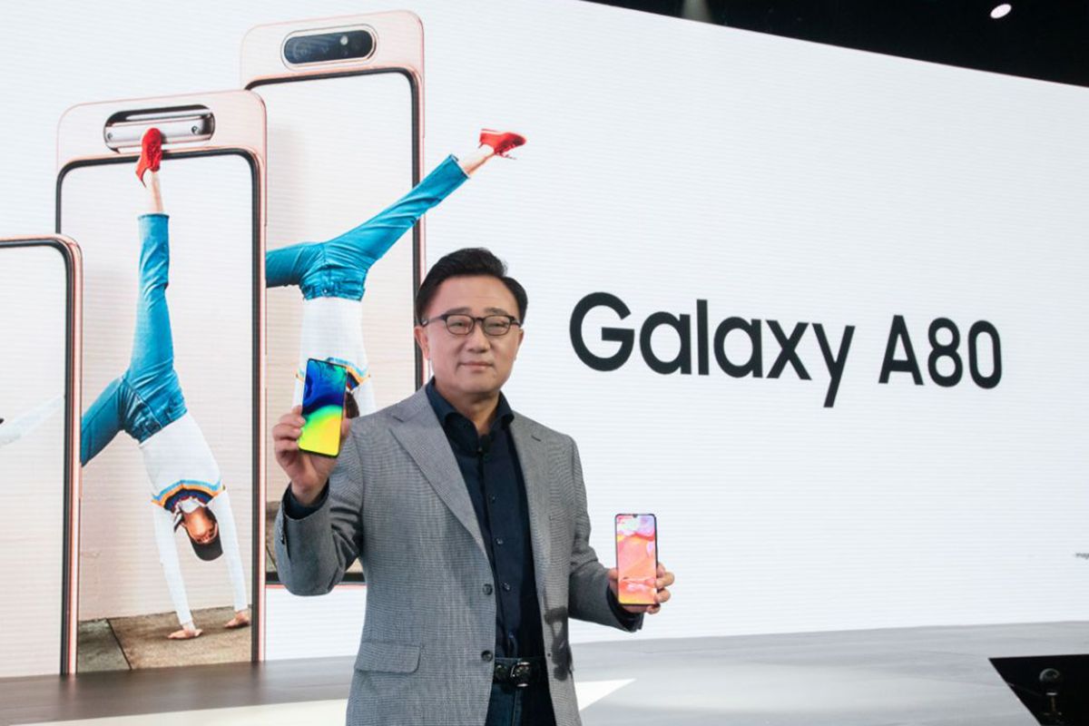 DJ Koh, President and CEO of IT & Mobile Communications Division at Samsung Electronics, saat memperkenalkan Galaxy A80 dalam acara peluncuran di Bangkok, Thailand, Rabu (10/4/2019).