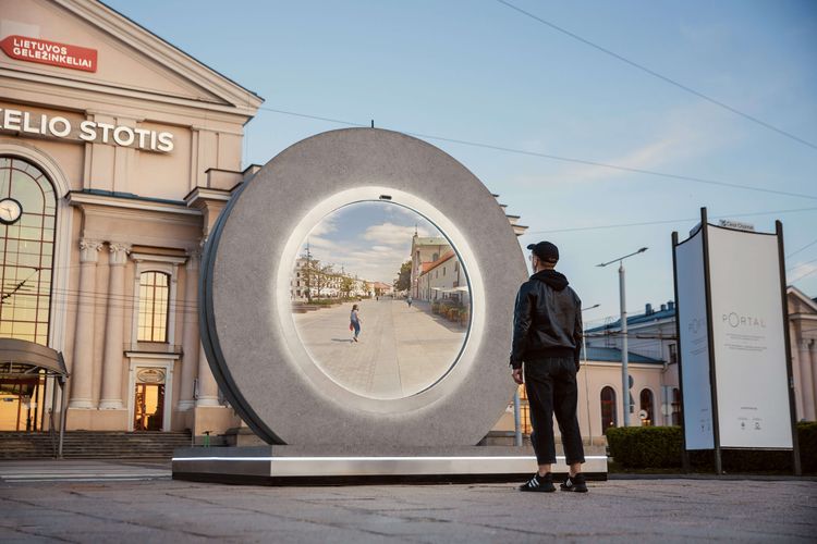 Portal yang terpasang di Kota Vilnius, Lithuania.