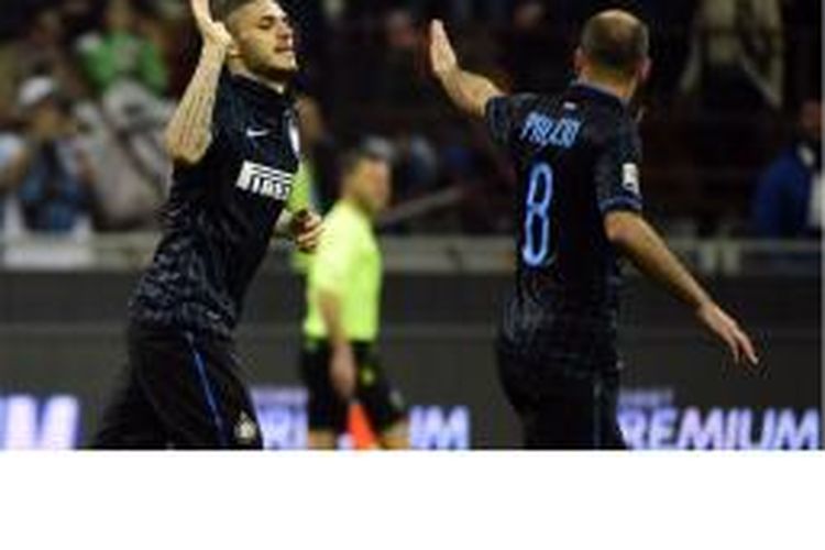 Penyerang Inter Milan asal Argentina Mauro Icardi (kiri) merayakan gol yang dicetaknya ke gawang AS Roma dalam laga Serie-A di Giuseppe Meazza, Sabtu (25/4/2015).