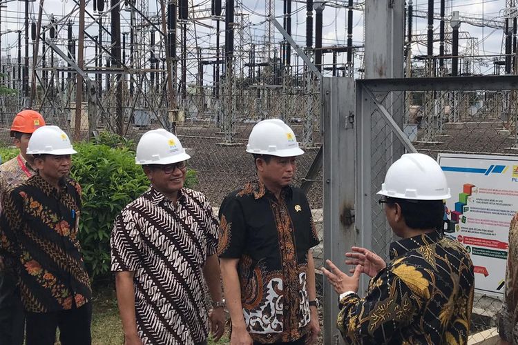 Menteri Energi dan Sumber Daya Mineral (ESDM) Ignasius Jonan meninjau Pusat Pengatur Beban (P2B) Jawa Bali di Gandul, Depok, Jawa Barat, Jumat (12/4/2019).