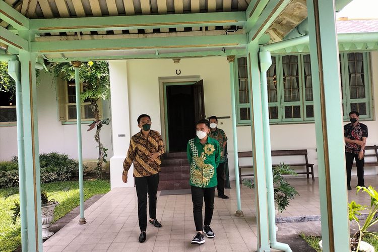 Wali Kota Solo Gibran Rakabuming Raka dan KGPAA Mangkunegara X bertemu di Puro Mangkunegaran, Senin (12/3/2022)