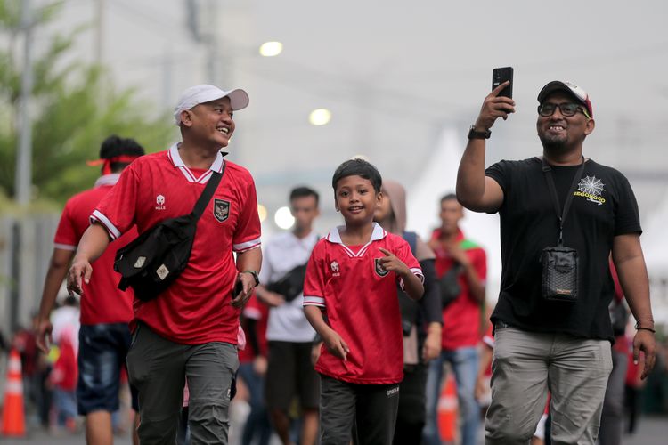 Didampingi orang dewasa suporter cilik Timnas Indonesia riang gembira mendukung laga ketiga babak penyisihan Grup A Piala Dunia U17 2023 Indonesia melawan Maroko yang berakhir dengan skor 3-1 di Stadion Gelora Bung Tomo Surabaya, Jawa Timur, Kamis (16/11/2023) malam.