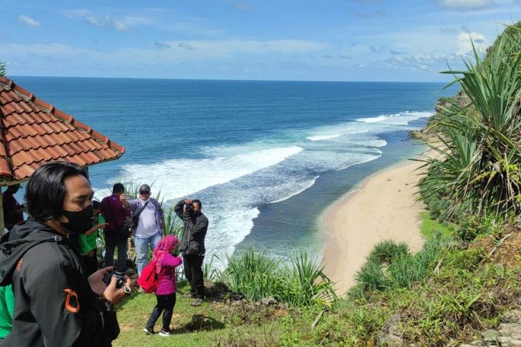 Pantai Watu Nene di Tepus, Gunungkidul