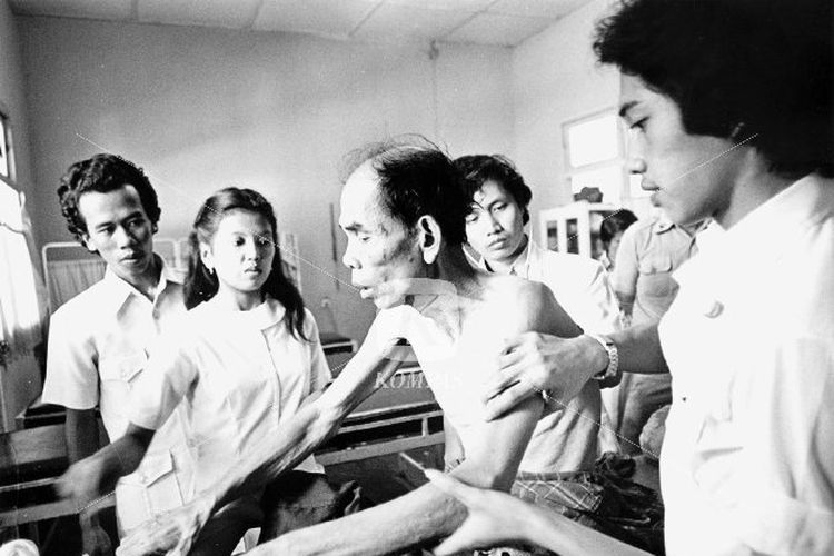 Sengkon sedang dirawat dulu di RSU Daerah Bekasi karena penyakit TBC setelah dibebaskan dari penjara atas tuduhan perampokan dan pembunuhan Sulaeman-Siti Haya pada 3 November 1980 