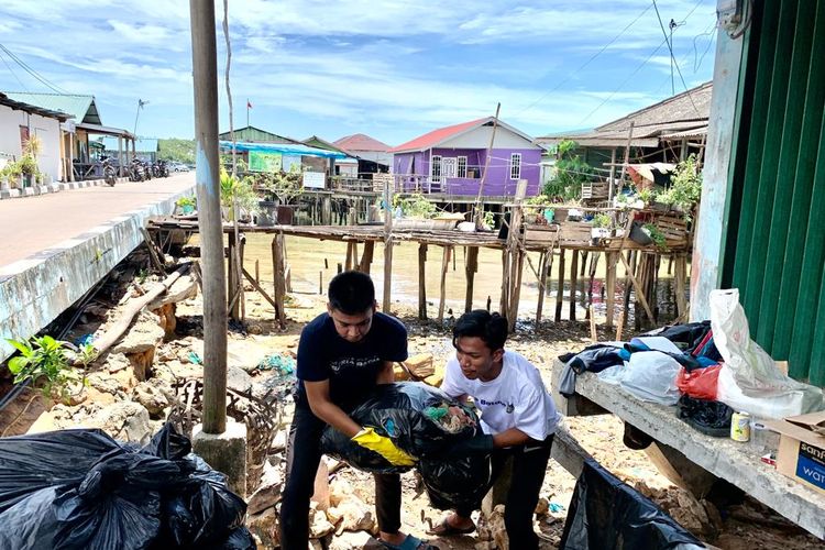 Bersama Colours Global, BP Batam bersihkan sampah di Pelantar Tanjung Riau.