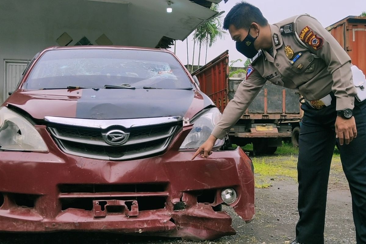 Petugas Satuan Lalu Lintas Polres Cirebon Kota menunjukan kondisi mobil minibus merah marun F 1285 KS yang berada di kantor Urlaka, Minggu (9/1/2021). Mobil ini menjari barang bukti aksi kejar kejaran pasca menabrak sepeda motor di kawasan stadion Bima.