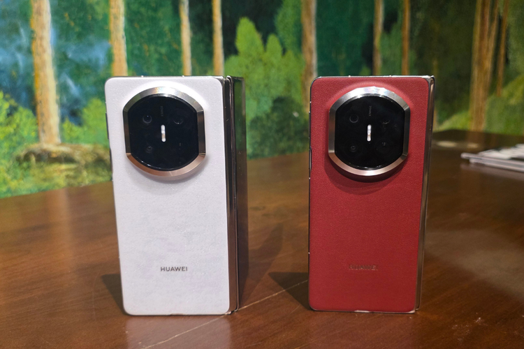Varian warna Brocade White (kiri) dan Nebula Red (kanan) pada Huawei Mate X7. 