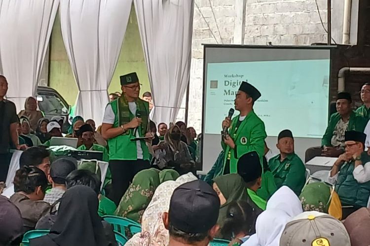 Sandiaga Salahuddin Uno (kiri) saat menghadiri acara yang dilaksanakan di Kecamatan Menganti, Gresik, Jawa Timur, Jumat (19/1/2024).