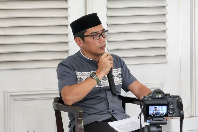 Elpi Nazmuzaman, adik kandung Gubernur Jawa Barat Ridwan Kamil saat menghadiri konferensi pers terkait hilangnya anak sulung Ridwan Kamil Emmeril Kahn Mumtadz di Gedung Pakuan, Kota Bandung, Jawa Barat, Sabtu (28/5/2022).