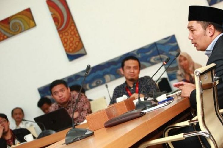 Wali Kota Bandung Ridwan Kamil saat menggelar rapat bersama tim Deputi Pencegahan KPK di Pendopo Kota Bandung, Kamis (9/2/2017). (Dokumentasi Humas Pemkot Bandung) 