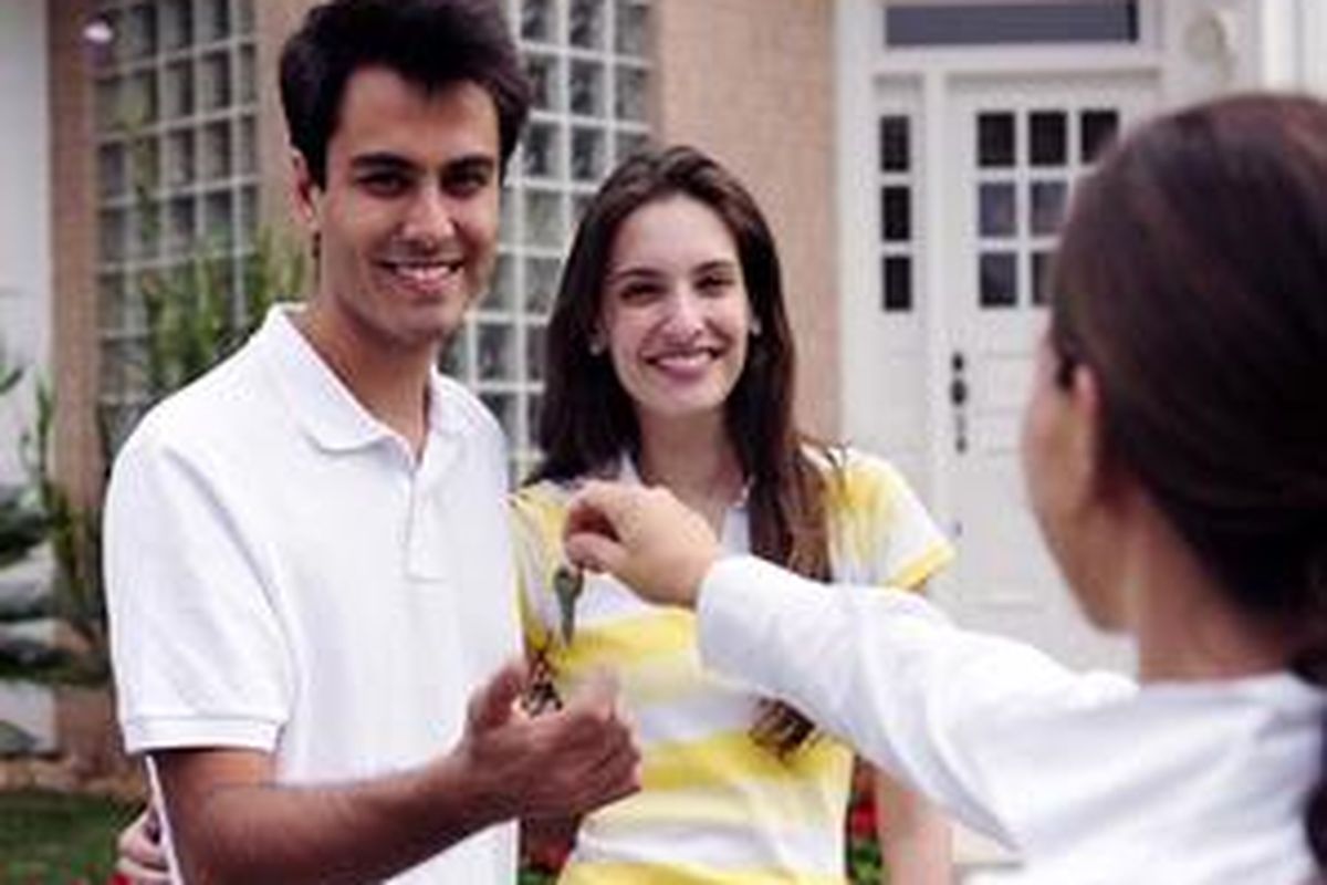 Jangan bayangkan gaji Anda yang terkuras untuk membayar cicilan rumah. Bayangkan nikmatnya memiliki rumah sendiri.