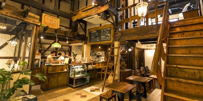 Keunikan Kamee Coffee di Kyoto, Jepang, ini yakni interior kafe seperti meja dan pernak-pernik ala Amerika. 