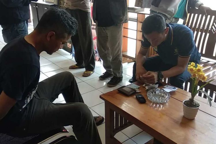 YM, pelaku pembobol rumah siang bolong di Kota Tasikmalaya tertangkap pemilik rumah dan dibawa ke kantor Polres Tasikmalaya Kota, Selasa (10/3/2020).