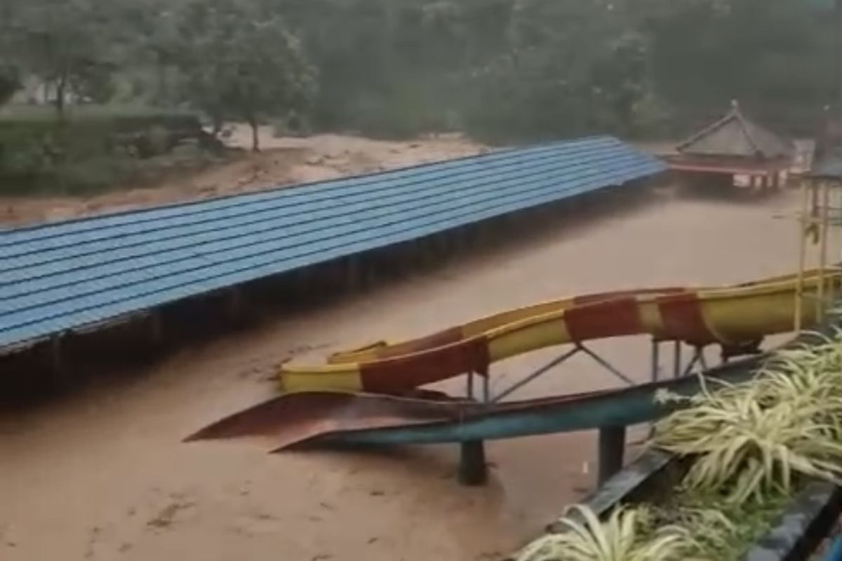 Banjir bandang terjadi di Desa Mukapayung, Kecamatan Cililin, Kabupaten Bandung Barat (KBB), Jawa Barat menyapu sejumlah fasilitas umum pada Kamis (4/12/2025).