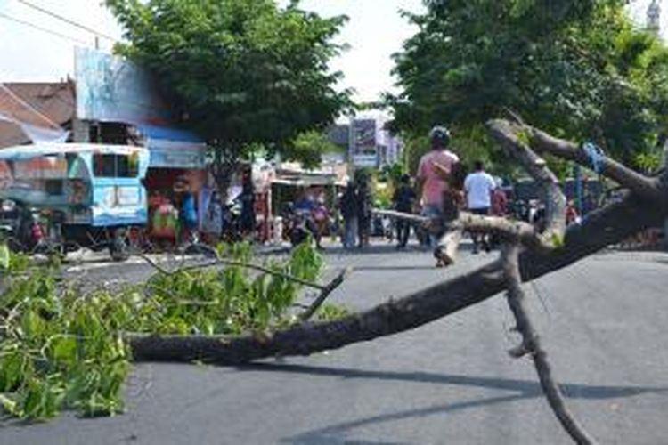 Warga Kelurahan Toboko Kota Ternate, Maluku Utara blokir jalan, Minggu (10/1/2015)