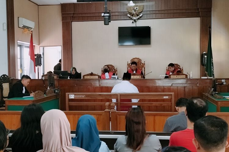Suasana Sidang putusan kasus pencabulan murid laki-laki taekwondo dengan terdakwa Donny Susanto digelar di Pengadilan Negeri (PN) Kota Solo, Jawa Tengah (Jateng) pada Rabu (13/9/2023), sekitar pukul 12.00 WIB