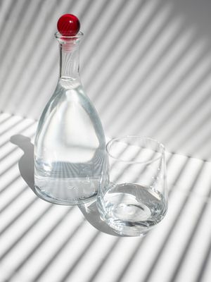 Ilustrasi botol kaca, botol air minum kaca.