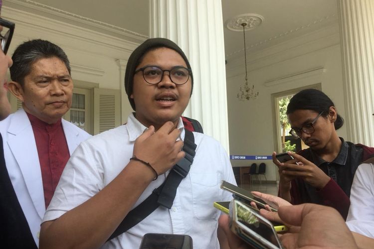 Faisal Amir (kemeja putih) Mahasiswa korban kekerasan di DPR menemui Gubernur DKI Jakarta Anies Baswedan di Balai Kota, Jakarta Pusat, Jumat (25/10/2019)