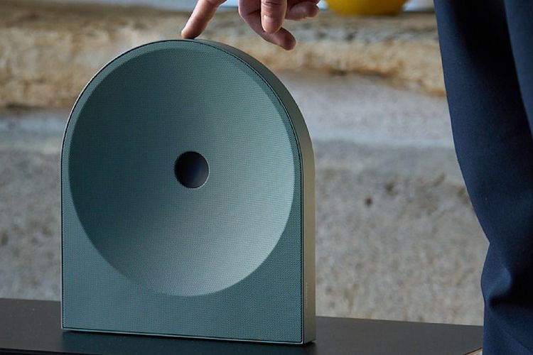 Speaker ini dirancang agar mudah dipadukan dengan soundbar dan TV Samsung, sekaligus tampil selaras dengan interior rumah. Desainnya dibuat oleh desainer Erwan Bouroullec dengan bentuk sederhana dan modern.
