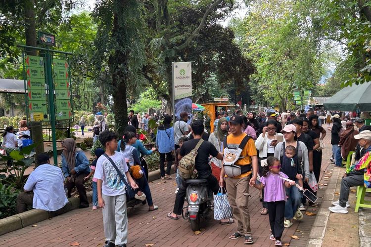 Libur Lebaran, Ragunan Dipadati Pengunjung: Antrean Mengular Sejak Pintu Masuk