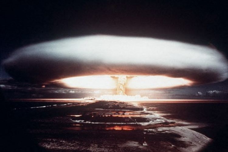 Gambar yang diambil pada tahun 1971, menunjukkan ledakan nuklir di atol Mururoa. Sindrom radiasi akut adalah kondisi yang mengancam jiwa akibat paparan radiasi tinggi, seperti dari ledakan nuklir. 