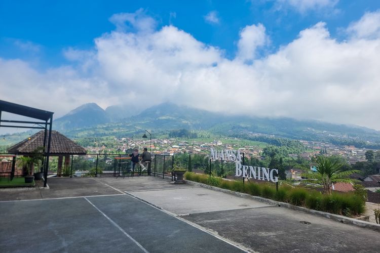 Tempat makan Nuansa Bening di Selo, Boyolali dengan panorama Gunung Merapi.