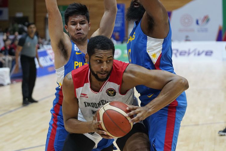 Pebasket Indonesia Marques Terrel Bolden (tengah) berusaha melewati hadangan dua pebasket Filipina dalam laga final bola basket SEA Games 2021 Vietnam di Thanh Tri District Sporting Hall, Hanoi, Vietnam,Minggu (22/5/2022). Indonesia mengalahkan Filipina dengan skor 85-81 sehingga memastikan diri menjadi peraih medali emas dan sekaligus merupakan pertama dalam sejarah keikutsertaan Tim Basket Indonesia di SEA Games.