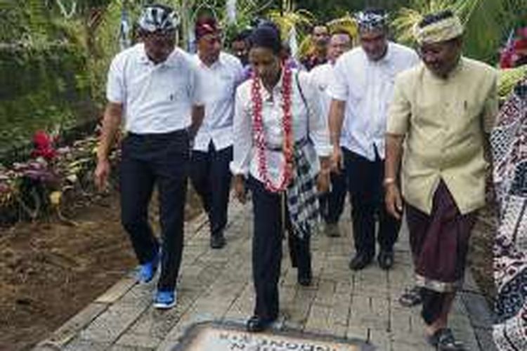 Menteri BUMN Rini M. Soemarno (tengah), saat berkunjung di Desa Pinge, Tabanan, Bali. (foto; dok. PT Semen Indonesia)