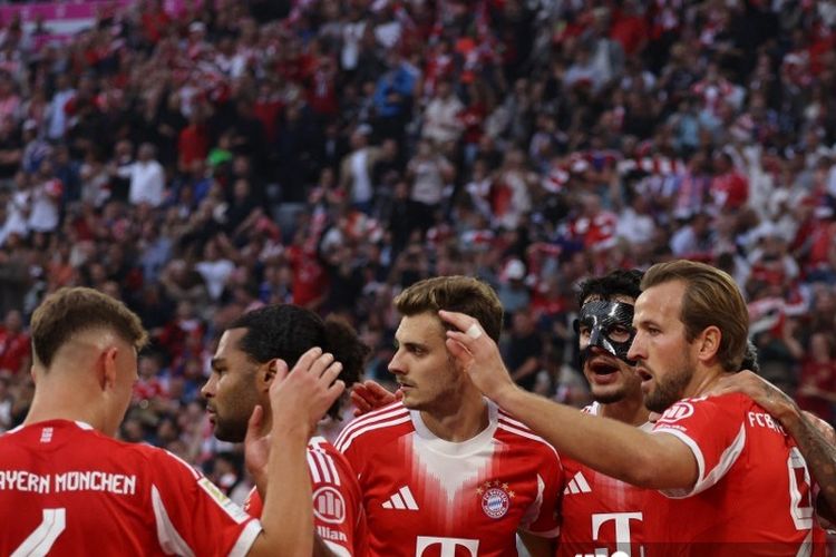 Joshua Kimmich (kiri), Serge Gnabry, Josip Stanisic, Aleksandar Pavlovic, dan Harry Kane merayakan gol dalam pertandingan sepak bola Bundesliga divisi pertama Liga Jerman antara FC Bayern Muenchen vs HSV Hamburg di Munich, Jerman selatan, pada 13 September 2025. (Foto oleh Alexandra BEIER / AFP)
