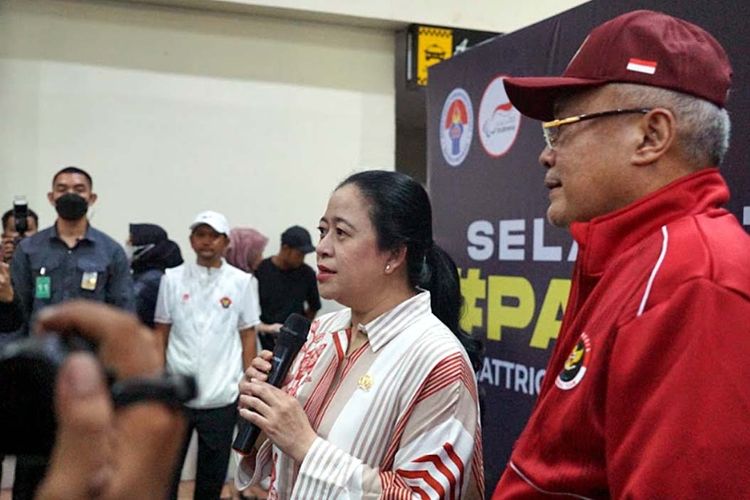 Ketua DPR RI, Puan Maharani, didampingi oleh Seskemenpora, Gunawan Suswantoro, saat menyambut kedatangan kontingen Indonesia untuk ASEAN Para Games 2023 di Bandara Internasional Adi Soemarmo, Boyolali, Jawa Tengah, Sabtu (10/6/2023).