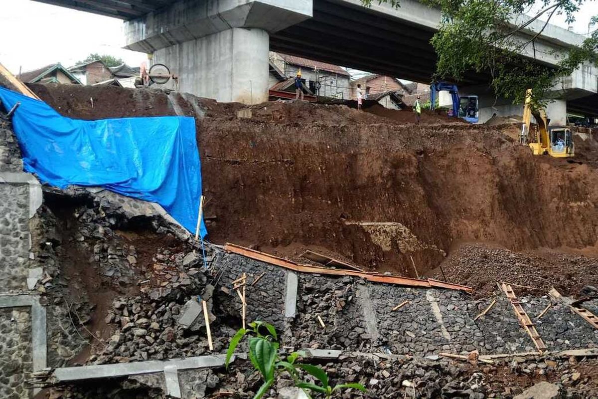 Kondisi plengsengan yang ambrol di lokasi pembangunan Jembatan Kedung Kandang, Kota Malang, Senin (23/11/2020).