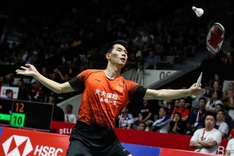 Zhao Jun Peng of China competes in the Men's Singles quarter final match against  Viktor Axelsen of Denmark on day four of the Daihatsu Indonesia Master at Istora Gelora Bung Karno on January 17, 2020 in Jakarta, Indonesia.   (Photo by Andrew Gal/NurPhoto) (Photo by Andrew Gal / NurPhoto / NurPhoto via AFP)